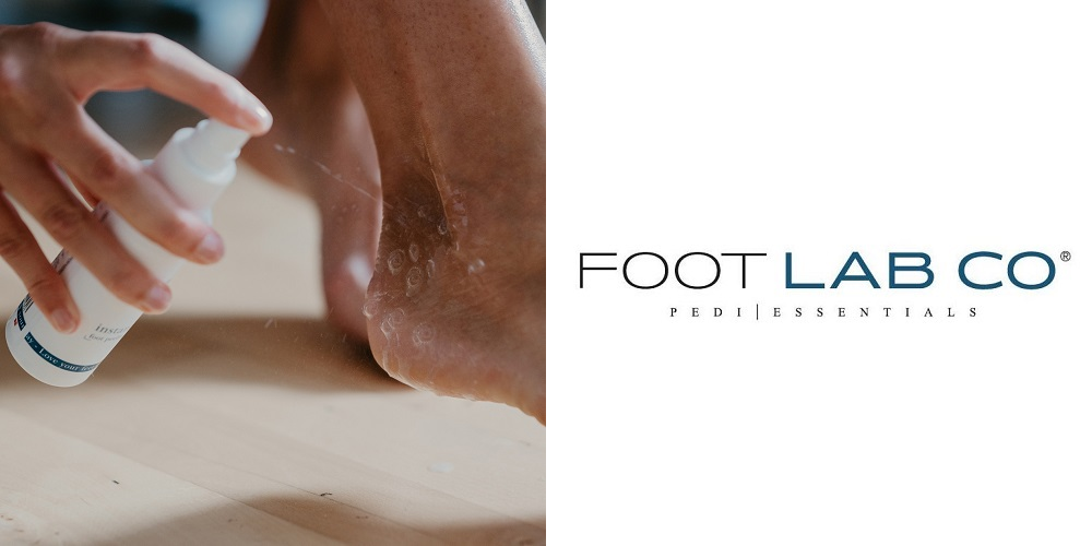 Foot Lab Co Instant Instant Foot Peeling Spray er et eksfolierende serum der øjeblikkeligt opbløder tør og hård hud på fødderne og efterlader dem friske og bløde.