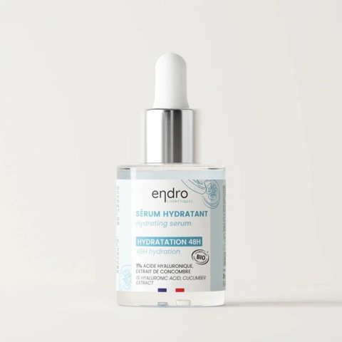 endro Cosmètiques serum 48H hydration er en 100 % naturlig serum med certificeret økologisk indhold på 20 %. Denne serum er beriget med hyaluronsyre og agurkeekstrakt.